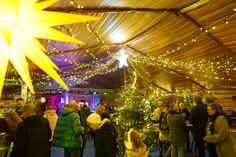 Donnerstags lädt das stimmungsvoll geschmückte Festzelt zur After-Work-Party.