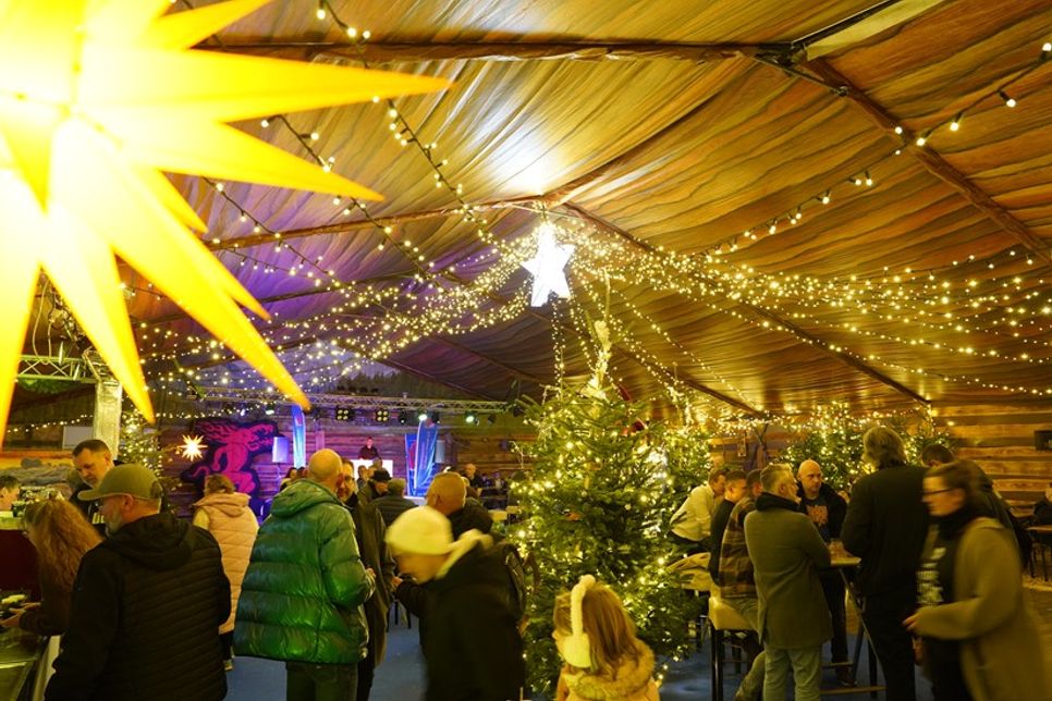 Donnerstags lädt das stimmungsvoll geschmückte Festzelt zur After-Work-Party.