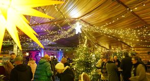 Donnerstags lädt das stimmungsvoll geschmückte Festzelt zur After-Work-Party.