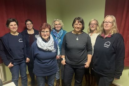 Der teilweise neu gewählte Vorstand des Neustädter Volkstanzkreises (v. lks.): Beisitzerin Stella Graspeuntner-Wiese, Jugendwartin Maike Grimm, Beisitzerin Christiane Weber, Beisitzerin Rita Annuß, 2. Vorsitzende Katja Schauland, Schriftführerin Frauke Marquard und Kassenwartin Astrid Willert.
