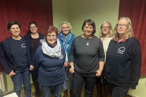 Der teilweise neu gewählte Vorstand des Neustädter Volkstanzkreises (v. lks.): Beisitzerin Stella Graspeuntner-Wiese, Jugendwartin Maike Grimm, Beisitzerin Christiane Weber, Beisitzerin Rita Annuß, 2. Vorsitzende Katja Schauland, Schriftführerin Frauke Marquard und Kassenwartin Astrid Willert.