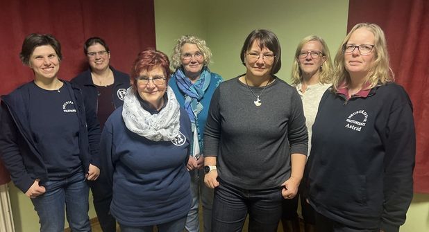 Der teilweise neu gewählte Vorstand des Neustädter Volkstanzkreises (v. lks.): Beisitzerin Stella Graspeuntner-Wiese, Jugendwartin Maike Grimm, Beisitzerin Christiane Weber, Beisitzerin Rita Annuß, 2. Vorsitzende Katja Schauland, Schriftführerin Frauke Marquard und Kassenwartin Astrid Willert.