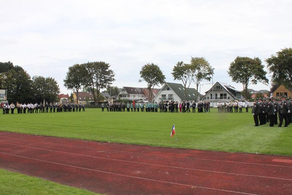 Antreten auf dem Sportplatz.