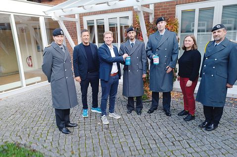 Mit Pastorin Dr. Anne Smets empfingen Ratekaus Bürgermeister Thomas Keller (2.v.li.) und Daniel Thomaschewski (3.v.li.) eine Abordnung von der Patenkompanie aus Eutin um Hauptmann Max Adrian (li.) und Oberstabsfeldwebel Dirk Reichenbach (re.).