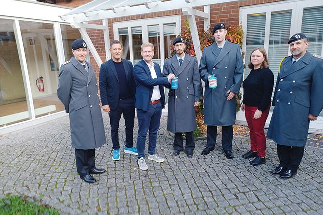 Mit Pastorin Dr. Anne Smets empfingen Ratekaus Bürgermeister Thomas Keller (2.v.li.) und Daniel Thomaschewski (3.v.li.) eine Abordnung von der Patenkompanie aus Eutin um Hauptmann Max Adrian (li.) und Oberstabsfeldwebel Dirk Reichenbach (re.).