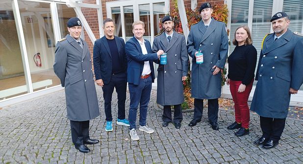 Mit Pastorin Dr. Anne Smets empfingen Ratekaus Bürgermeister Thomas Keller (2.v.li.) und Daniel Thomaschewski (3.v.li.) eine Abordnung von der Patenkompanie aus Eutin um Hauptmann Max Adrian (li.) und Oberstabsfeldwebel Dirk Reichenbach (re.).