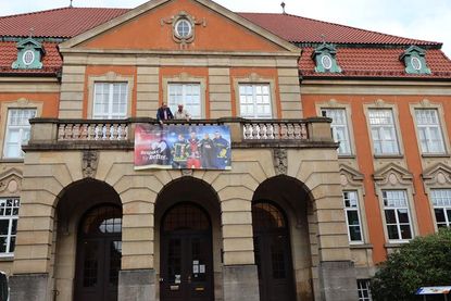Landrat Timo Gaarz und Kreispräsidentin Petra Kirner setzen am Kreishaus ein sichtbares Zeichen.
