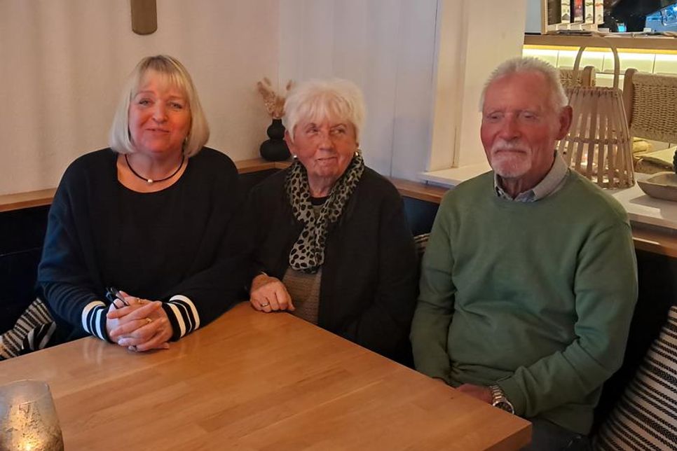 Tina Becker und das Ehepaar Keil (v. lks.) wurden für langjährige Vorstandsarbeit und Mitgliedschaft geehrt.