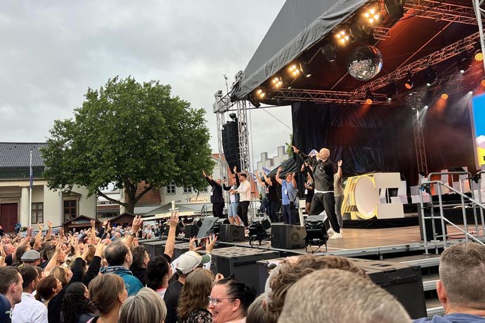 Als Vorprogramm war Oli. P für die Band Marquess eingesprungen. Er bekam tänzerische Unterstützung aus dem Publikum.