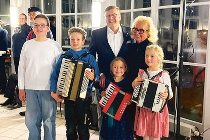 Bürgermeister Sven Partheil-Böhnke und Eventmanagerin Christine Gebauer mit jungen Akkordeonspielern der Kreismusikschule.
