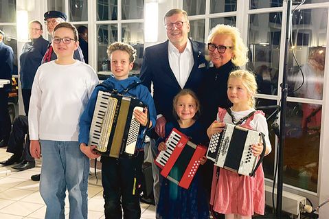 Bürgermeister Sven Partheil-Böhnke und Eventmanagerin Christine Gebauer mit jungen Akkordeonspielern der Kreismusikschule.