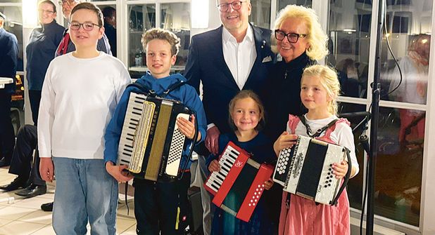 Bürgermeister Sven Partheil-Böhnke und Eventmanagerin Christine Gebauer mit jungen Akkordeonspielern der Kreismusikschule.