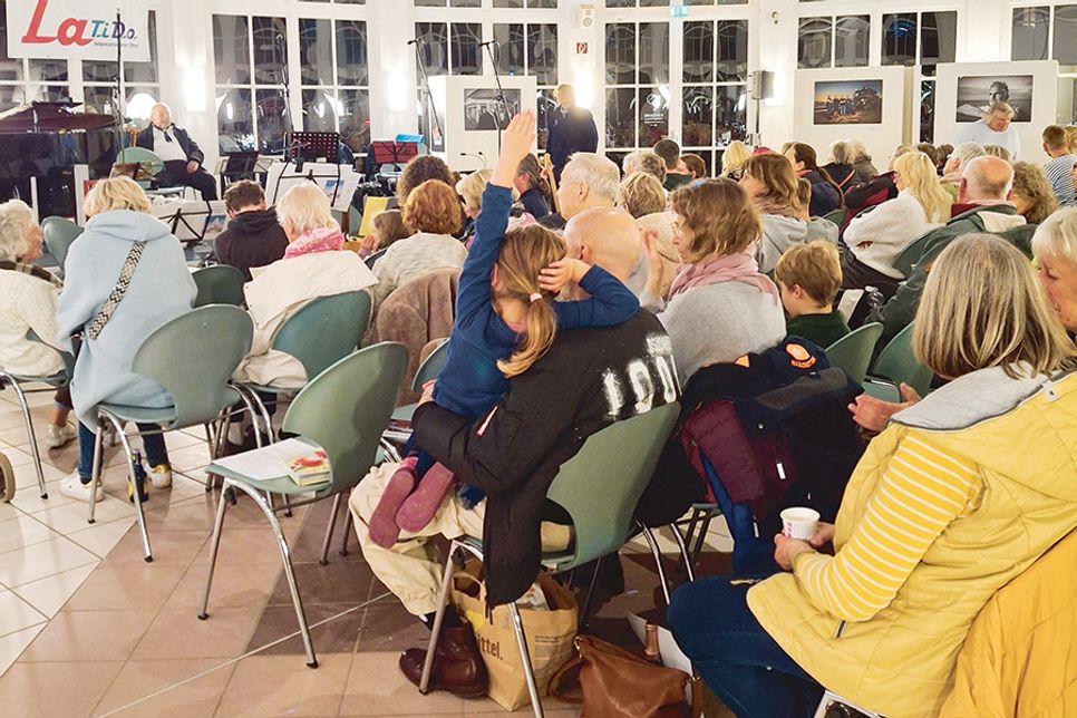 Der Konzertabend „Timmendorfer Chöre singen für Kinderherz e.V.“ in der Trinkkurhalle war sehr gut besucht.