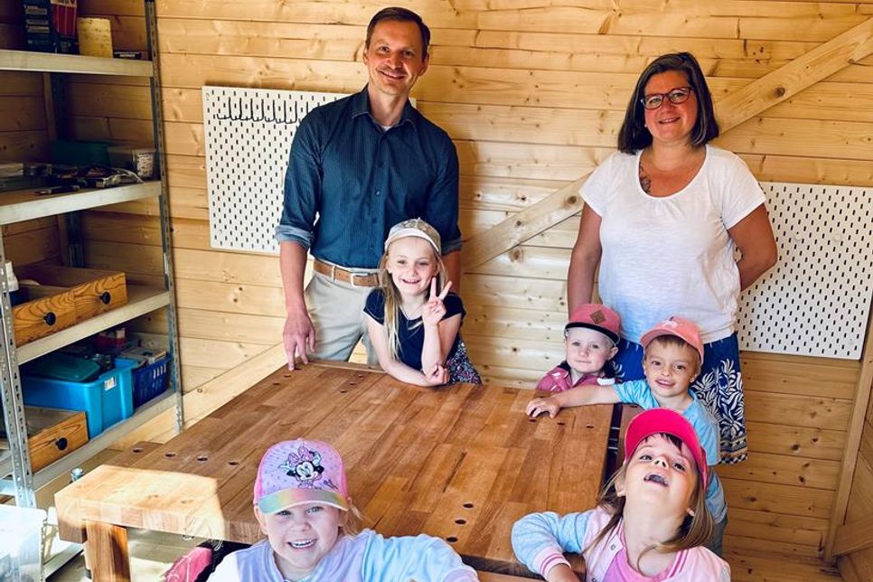 Frank Hoffmann und Evelyn Oetken mit Kindern der KiTa. (Foto: Alexander Storm)