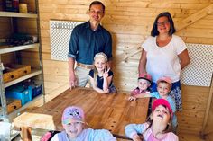 Frank Hoffmann und Evelyn Oetken mit Kindern der KiTa. (Foto: Alexander Storm)