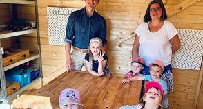 Frank Hoffmann und Evelyn Oetken mit Kindern der KiTa. (Foto: Alexander Storm)