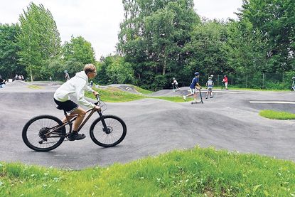 Neuer Treffpunkt für Kids und Jugendliche: Pumptrack-Anlage in Niendorf/Ostsee feierlich eröffnet