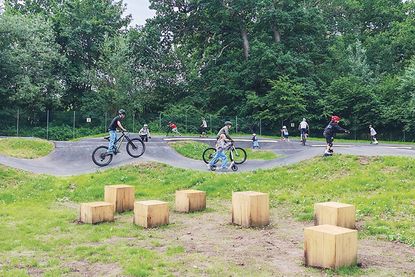Neuer Treffpunkt für Kids und Jugendliche: Pumptrack-Anlage in Niendorf/Ostsee feierlich eröffnet
