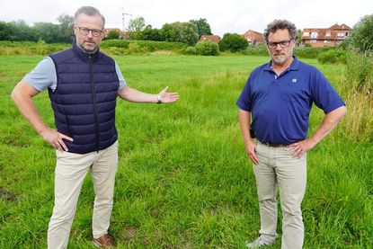 Düstere Mienen von Bürgermeister Stefan Schwardt (lks.) und Tourismusleiter Raimund Kiesbye beim Blick auf das Grundstück, wo das Hotel mit 240 Betten hätte gebaut werden sollen.