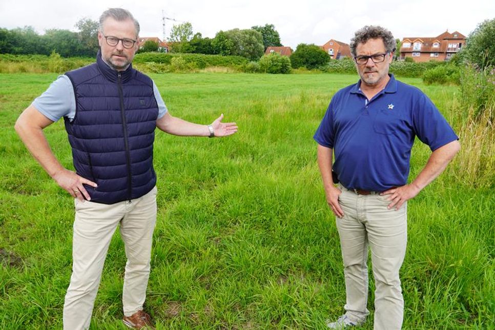 Düstere Mienen von Bürgermeister Stefan Schwardt (lks.) und Tourismusleiter Raimund Kiesbye beim Blick auf das Grundstück, wo das Hotel mit 240 Betten hätte gebaut werden sollen.