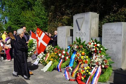 Zahlreiche Vereine, Verbände und Institutionen legten ihre Kränze am Ehrenmal ab.