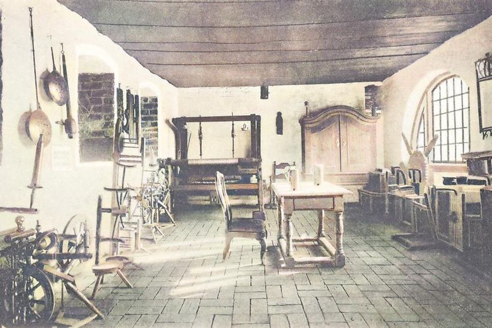 Über 100 Jahre liegen zwischen diesen beiden Aufnahmen: der Raum über dem Torbogen um 1915 (Foto lks.: Bildarchiv Thomas Schwarz) und heute.