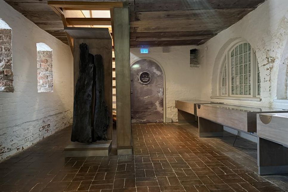 Über 100 Jahre liegen zwischen diesen beiden Aufnahmen: der Raum über dem Torbogen um 1915 und heute.