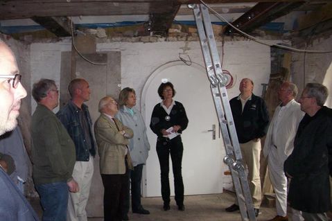 April 2009: Stadtverordnete, Verwaltung und Vertreter des Jugendparlaments machten sich einen Eindruck von dem Museum.