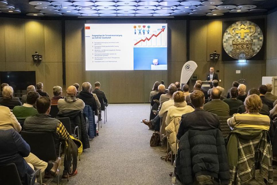 Referent Jost Glüsing (ZVO) zeigte mit detailliertem Bezug zur Praxis, wie die Infrastruktur von Wärmenetzen zur Wärmeplanung passt. (Foto: ZVO)