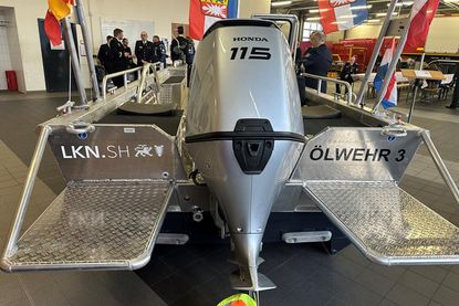 Das 6,50 Meter lange Boot mit einem 115-PS-Außenmotor hat einen fest eingebauten Löschmonitor und eine große Bugklappe für Rettungseinsätze.