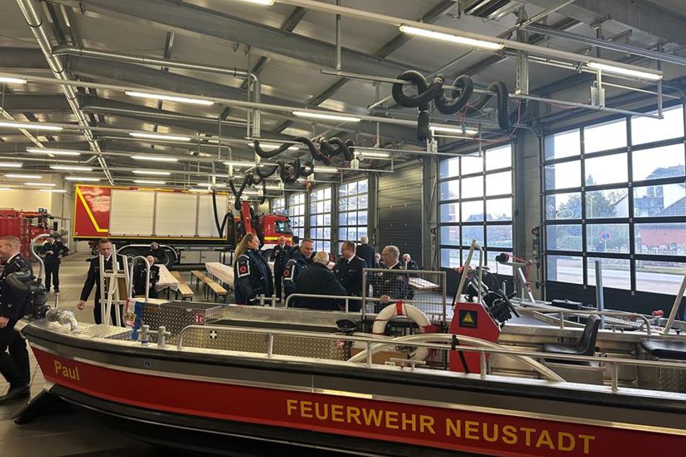 Die feierliche Zeremonie wurde von zahlreichen Gästen begleitet, darunter Vertreter der Feuerwehr, des DRK und der Stadt.