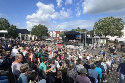 Auf der Tribüne auf dem Marktplatz waren alle Plätze besetzt. Die Auftaktveranstaltung des Folklore-Festivals wollte sich niemand entgehen lassen.