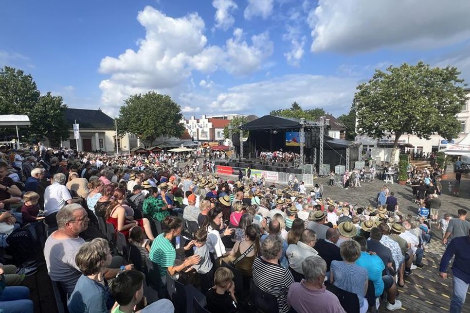 Auf der Tribüne auf dem Marktplatz waren alle Plätze besetzt. Die Auftaktveranstaltung des Folklore-Festivals wollte sich niemand entgehen lassen.