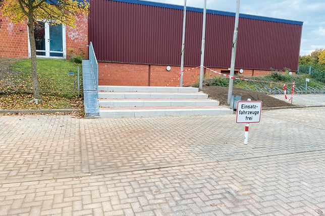 Die neue Treppenanlage soll verhindern, dass Wasser bei Starkregen über den Haupteingang in die tiefergelegene Großsporthalle eindringt.