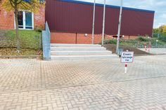 Die neue Treppenanlage soll verhindern, dass Wasser bei Starkregen über den Haupteingang in die tiefergelegene Großsporthalle eindringt.