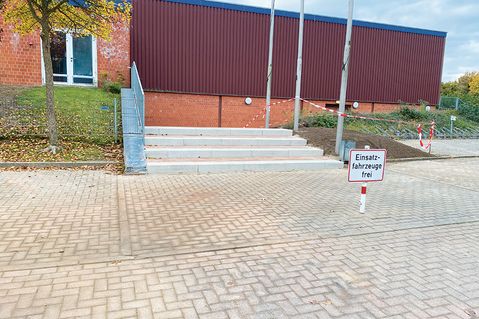 Die neue Treppenanlage soll verhindern, dass Wasser bei Starkregen über den Haupteingang in die tiefergelegene Großsporthalle eindringt.