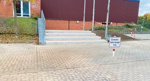 Die neue Treppenanlage soll verhindern, dass Wasser bei Starkregen über den Haupteingang in die tiefergelegene Großsporthalle eindringt.