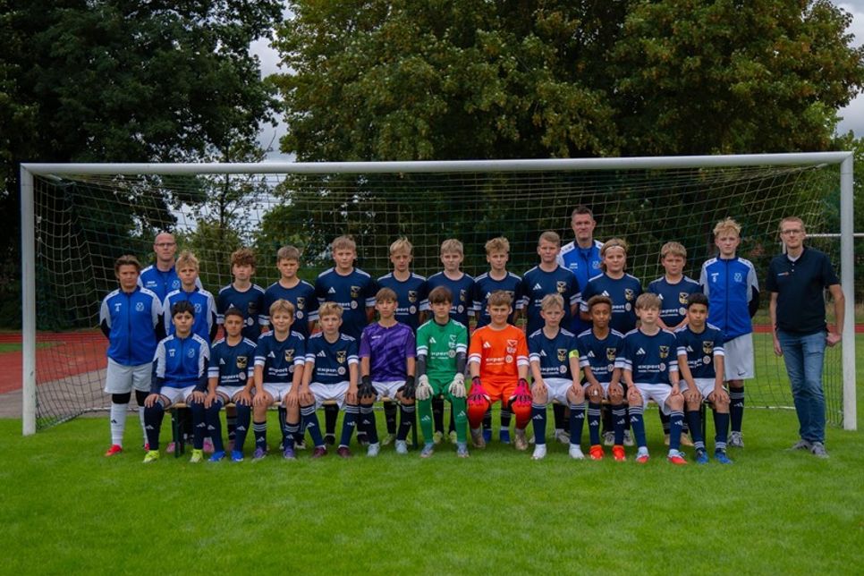 Übergabe des Trikotsatzes mit Spielern, Trainern und Norman Bock vom Sponsor expert Neustadt (re.)
