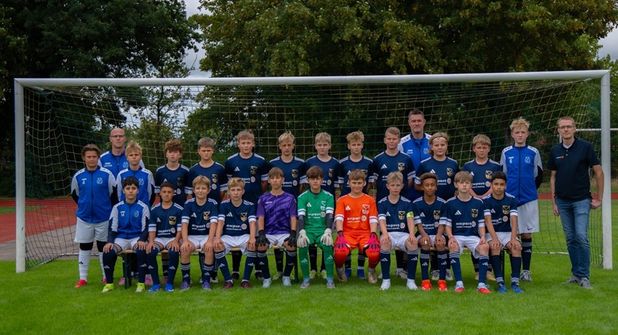 Übergabe des Trikotsatzes mit Spielern, Trainern und Norman Bock vom Sponsor expert Neustadt (re.)