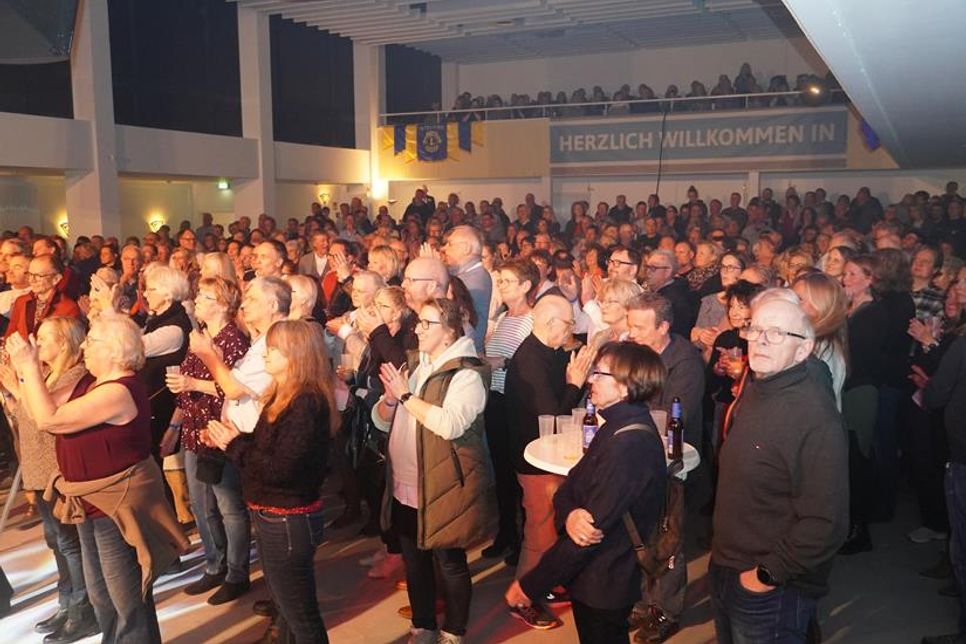 Der Theatersaal war restlos ausverkauft.