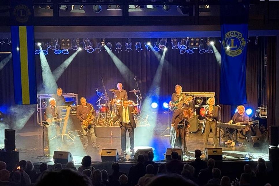 Die neunköpfige Band aus Kiel sorgte für ein Bühnenerlebnis der besoderen Art mit einer Verbeugung vor Joe Cocker.