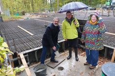 Umwelthausleiter Dr. Andreas Schmidt, BUND Landesvorsitzender Dietmar Ulbrich und Ehrenvorsitzende Claudia Bielfeldt (v. lks.) versenkten die Zeitkapsel bei der Grundsteinlegung.