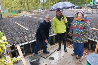 Umwelthausleiter Dr. Andreas Schmidt, BUND Landesvorsitzender Dietmar Ulbrich und Ehrenvorsitzende Claudia Bielfeldt (v. lks.) versenkten die Zeitkapsel bei der Grundsteinlegung.