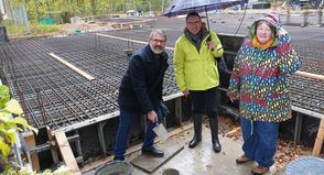Umwelthausleiter Dr. Andreas Schmidt, BUND Landesvorsitzender Dietmar Ulbrich und Ehrenvorsitzende Claudia Bielfeldt (v. lks.) versenkten die Zeitkapsel bei der Grundsteinlegung.