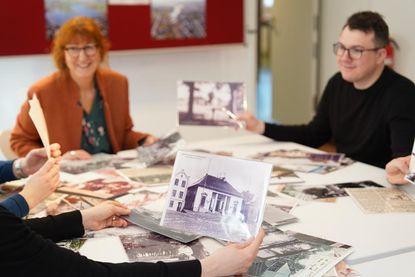 Beim Bilder-Klönschnack werden alte Fotos gesichtet und Geschichten aus dem alten Neustadt erzählt.