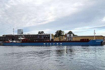Ein 100 Meter langes Frachtschiff brachte 2.600 Tonnen Schüttgut.