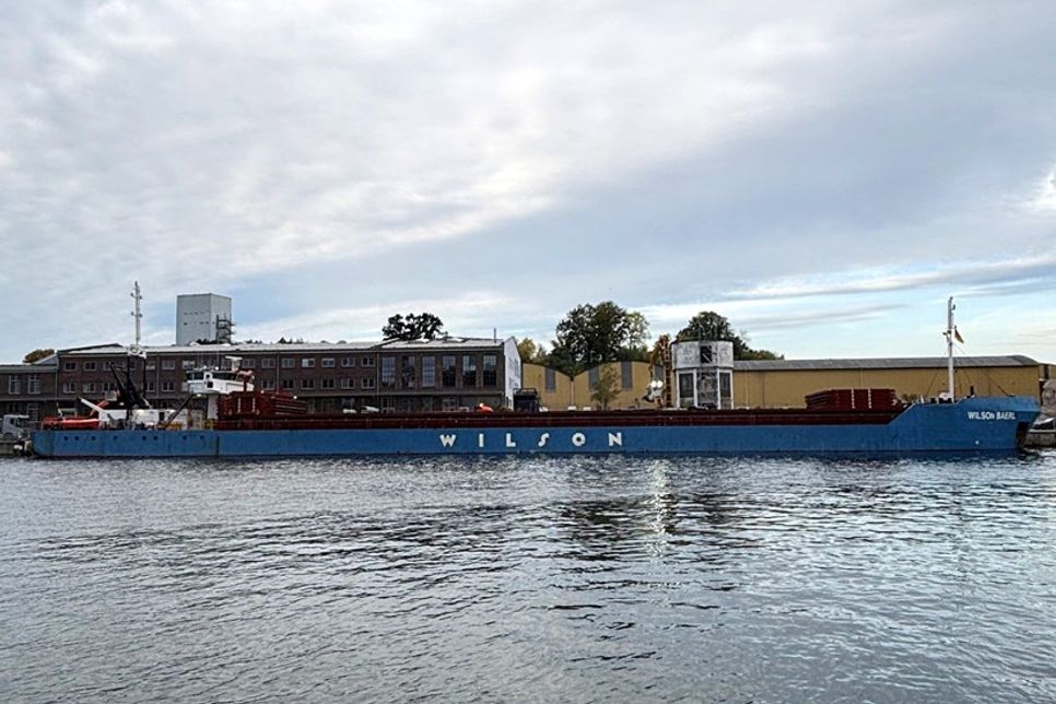 Ein 100 Meter langes Frachtschiff brachte 2.600 Tonnen Schüttgut.