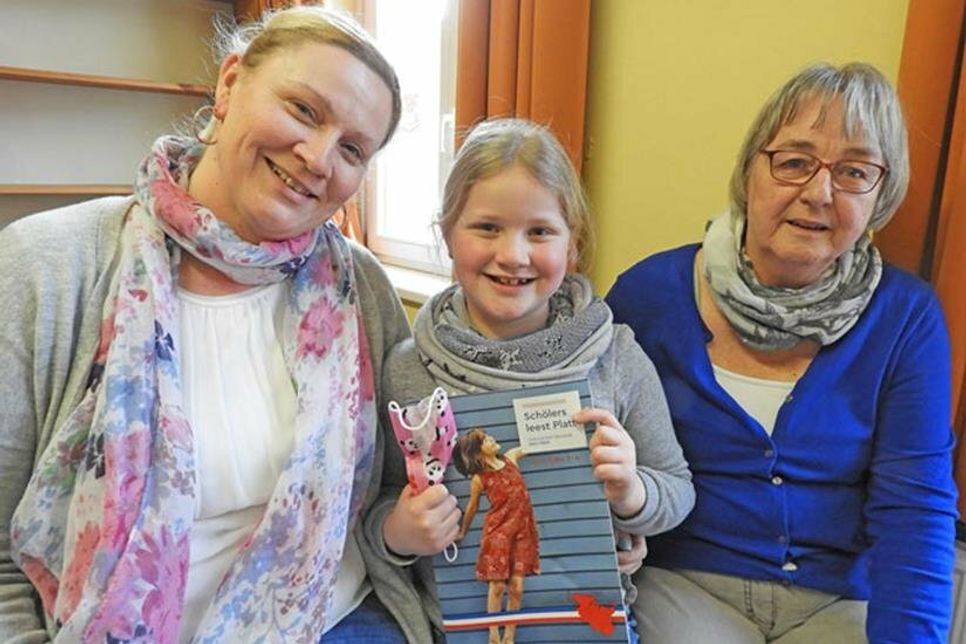 Finja war in Begleitung von Mama Bianca Lüßenhop und Oma Rita Lüßenhop gekommen.