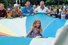 Spaß für Groß und Klein: Karlotta (8) lässt sich auf dem Fallschirm „zum Mond schießen“.