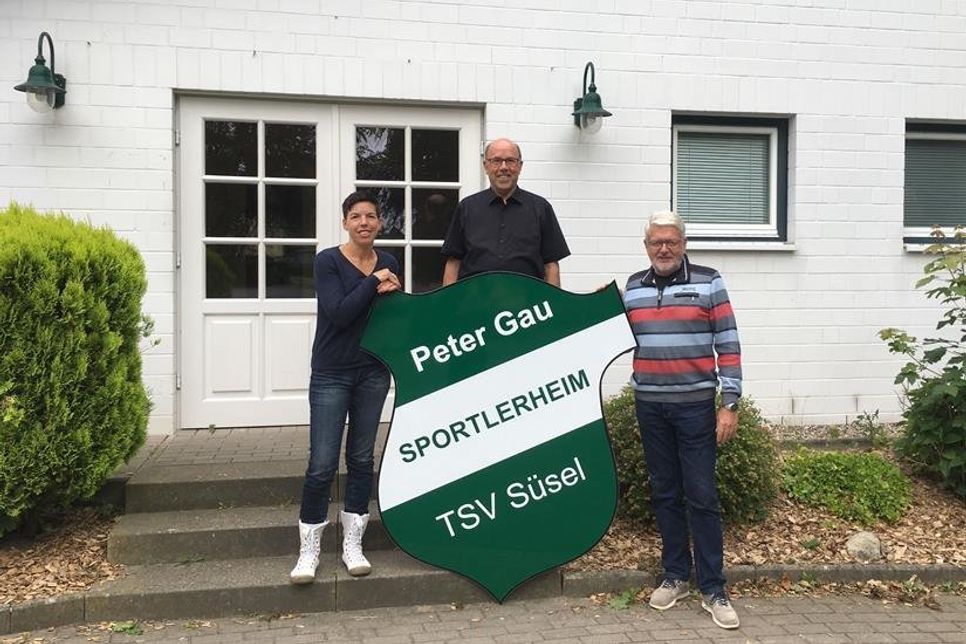 Da Peter Gau bei der Jahreshauptversammlung nicht anwesend sein konnte, wurde nun verspätet die Ehrung von der 1. Vorsitzenden Jessica Mühlenberg und dem Antragsteller Uwe Mielke nachgeholt. Dabei wurde das neue Wappen des Vereins für die Front des Hauses übergeben.